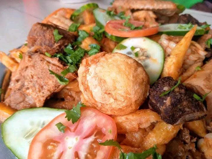 Fried meat, chips, tomato and cucumber served together on a plate at Vipe Fun Park
